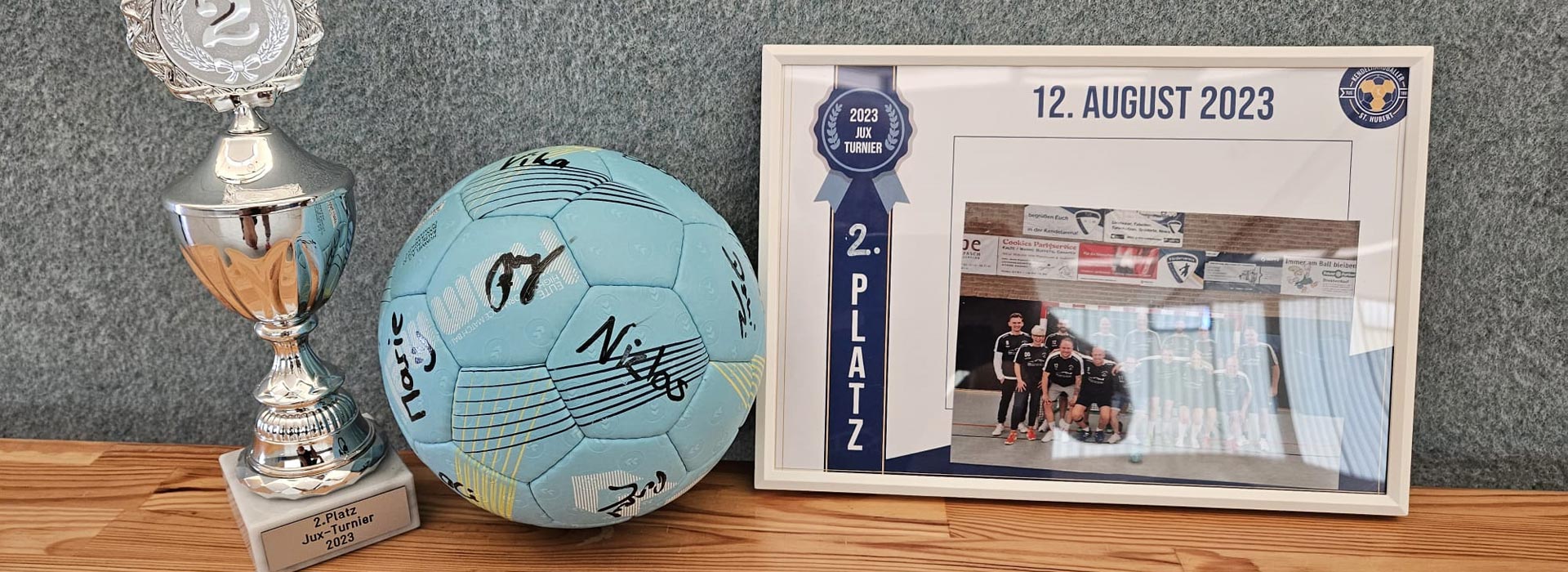 Pokal, 2. Platz, Ball und Urkunde vom Handballturnier